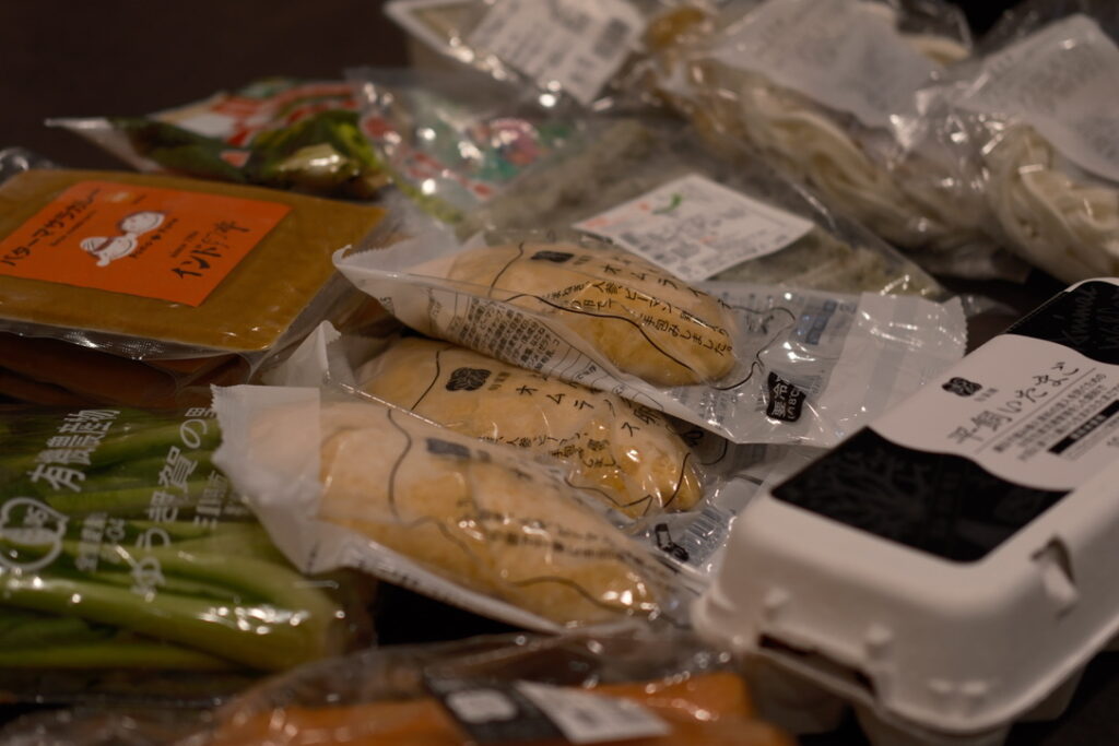 前回の続きです。稲沢に行った後、旬楽膳で買い物をしました。以前も旬楽膳で買ったものを記録しているのですが、今回も買い物した食材を記録します。
野菜と冷凍食品、卵にお豆腐…という感じです。今回初めて買った冷凍食品もありますよ〜。
関連記事：オーガニックスーパー「旬楽膳」で買った商品をまとめました
関連記事：旬楽膳でお買い物｜いつも買う食材と、岐阜県産紅ほっぺ
旬楽膳八幡店でお買いもの


稲沢に行った後にやって来たのは、一宮市の旬楽膳・八幡店。この写真は、車の助手席から撮った一枚です。
この写真を見た夫が「旬楽膳の文字の上に、市場365って書いてあったんだね〜」と言っていて、私もやっと気付きました。よく来ているのに、よく見ていないものですね。車で行くと、お店の看板にはなかなか目が行かないですし、助手席から写真を撮るのが趣味で良かったなぁと思います。
関連記事：一宮市｜夕焼けが綺麗な車窓からの景色を撮りました
旬楽膳で買った商品


買い物から帰って、買った商品をだだーっと並べてみました。

小松菜に、

にんじん、

下茹で・加熱済みのカットじゃがいも、

お豆腐、

卵、

インド亭の冷凍食品・バターマサラカレー（これ、ボイルするだけで美味しいカレーが頂けるので、自宅でカレーが食べたい時はこのカレーにしています）、

冷凍ブロッコリー、

旬楽膳の冷凍オムライス（余計なものが入っていなくて美味しいです。おすすめです！）、

それと、今回初めて買ってみた冷凍のきつねうどん。これも旬楽膳の商品ですね。お鍋にそのまま入れて加熱するだけのもの。

そして、冷凍のちくわの磯辺揚げ！さっきのうどんを食べる時にトッピングしても良さそう。温めるだけなら楽だね、という事で初めて買ってみました。食べるのが楽しみ！

と、今回買った商品は以上です！我が家は夫婦二人暮らし、平日の疲れ過ぎている時や休日のご飯は、冷凍食品に頼っています。

にんじんは毎回、千切り→レンジで加熱→小分けにして冷凍して、日々の副菜や味噌汁・スープの具材にしています。

蒸して冷凍しておいた野菜と、インスタントわかめスープで野菜たくさんわかめスープに！
野菜はほぼ蒸して冷凍しているので、普段はまな板の出番がかなり少ないです。
話しがズレズレになりましたが、旬楽膳で買った商品の紹介でした！
関連記事：一宮市｜お弁当を食べて、出かけて、最後はケーキを食べました
今日の持ち物

[商品価格に関しましては、リンクが作成された時点と現時点で情報が変更されている場合がございます。]
ロゴス 保冷剤 LOGOS 倍速凍結・氷点下パックL No.81660641 最強 ベスト 熱中症 保冷バッグ アウトドア キャンプ 運動会 BBQ
価格：1,650円（税込、送料無料) (2026/3/17時点)

[商品価格に関しましては、リンクが作成された時点と現時点で情報が変更されている場合がございます。]
ディーンアンドデルーカ クーラーバッグM (ブラック / グレー) コンビニバッグやランチバッグにおすすめ DEAN&DELUCA人気 保冷 自立ファスナー付き エコバッグ コンビニサイズ レジ袋 買い物バッグ お弁当 ピクニック アウトドア 保冷バッグ 母の日
価格：2,640円（税込、送料別) (2026/3/17時点)

[商品価格に関しましては、リンクが作成された時点と現時点で情報が変更されている場合がございます。]
ロゴス クーラーボックス LOGOS 氷点下パック 抗菌・ベーシッククーラー 最強 ベスト 熱中症 保冷バッグ アウトドア キャンプ 運動会 BBQ
価格：3,960円～（税込、送料無料) (2026/3/17時点)
